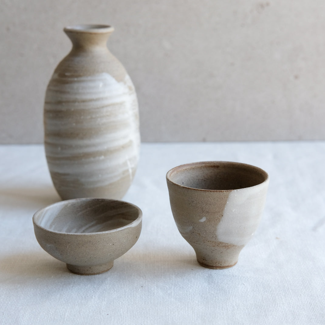 Bouteille à saké en grès naturel par l'atelier Setsuko chez Brutal Ceramics