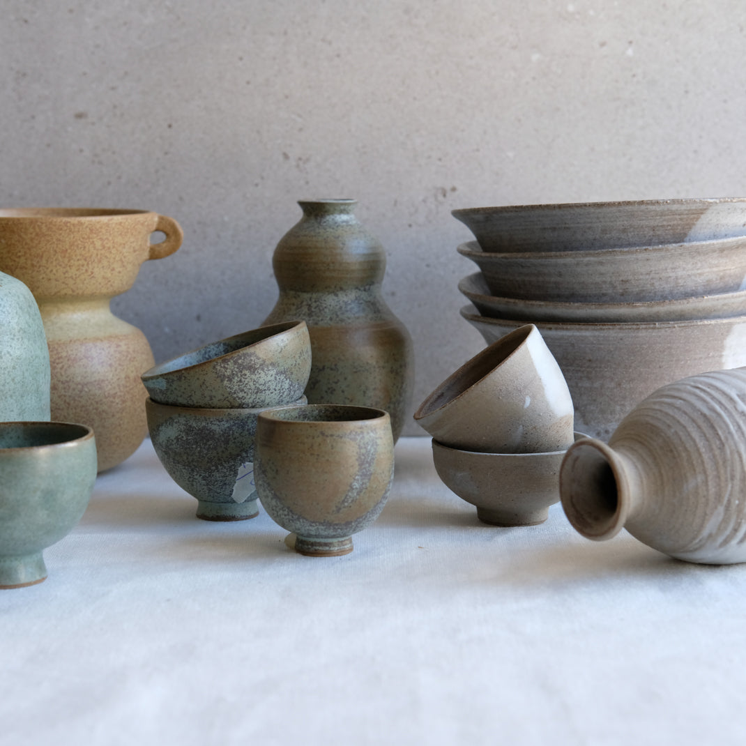Verre à saké vert kaki par l'atelier Setsuko chez Brutal Ceramics