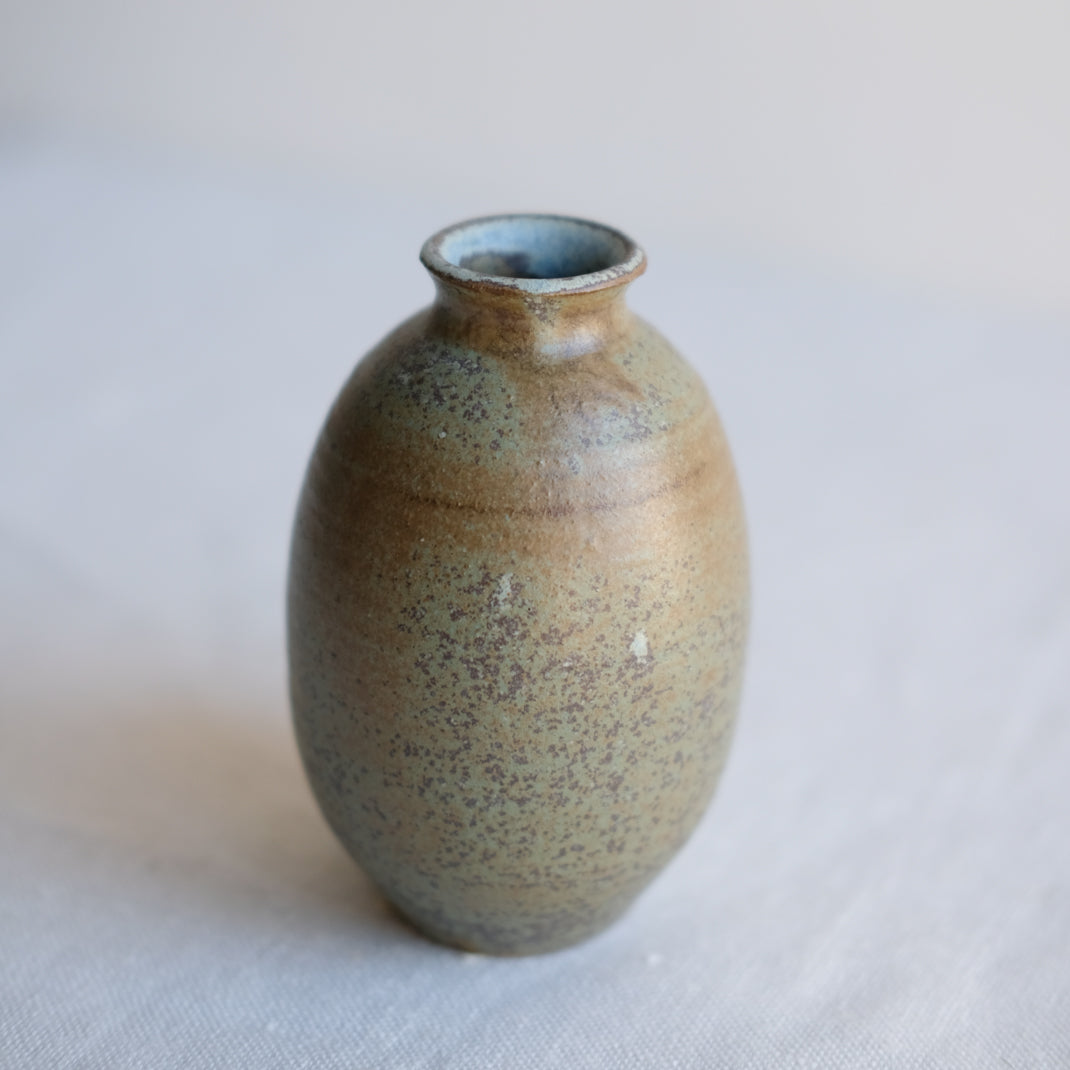 Bouteille à saké vert kaki par l'atelier Setsuko chez Brutal Ceramics