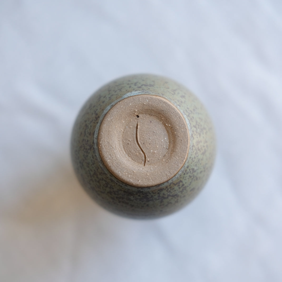 Bouteille à saké vert kaki par l'atelier Setsuko chez Brutal Ceramics