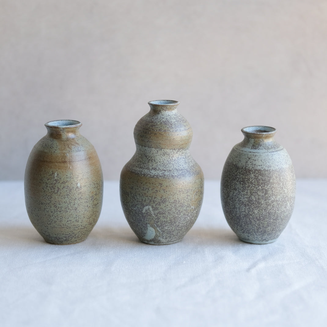 Bouteille à saké vert kaki par l'atelier Setsuko chez Brutal Ceramics
