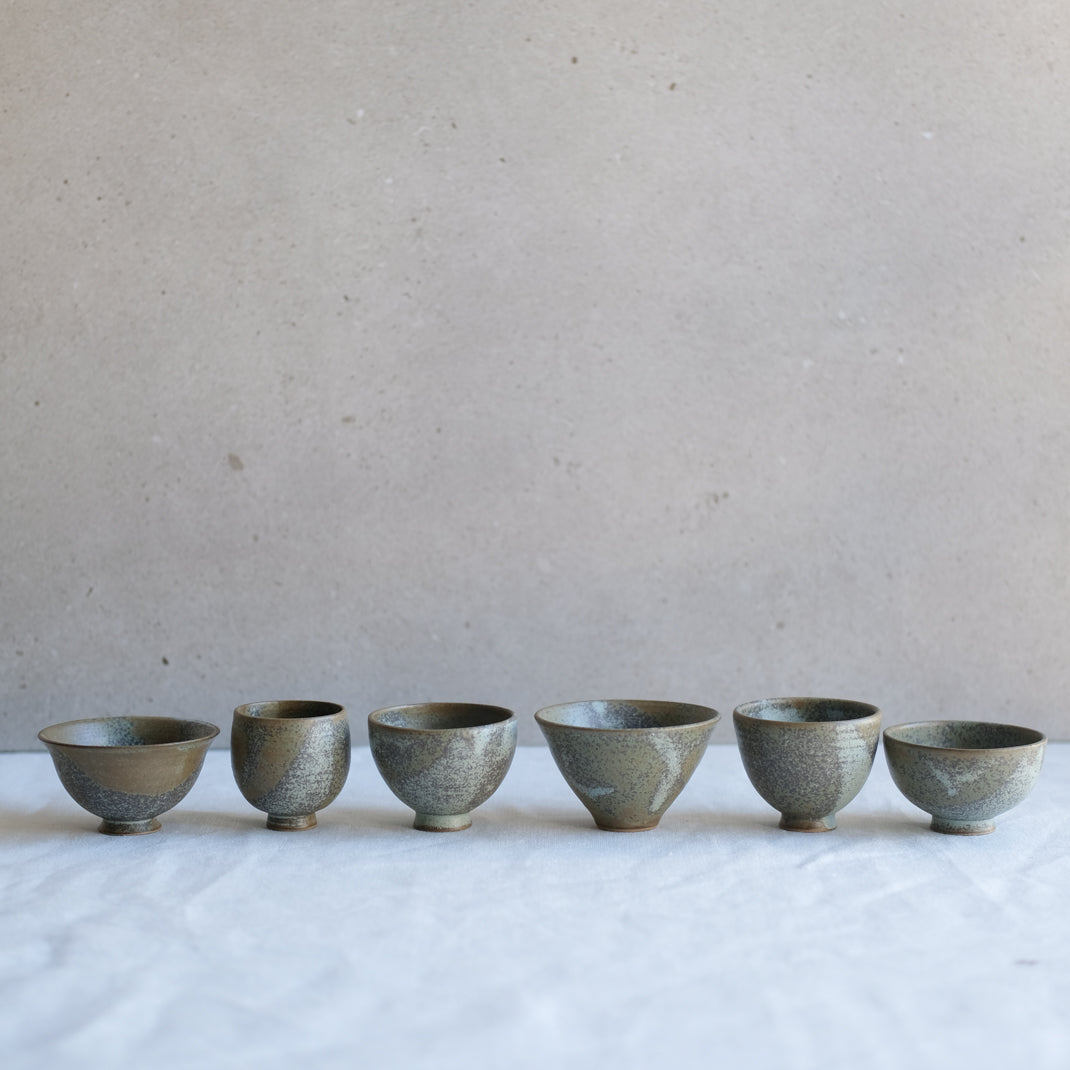 Verre à saké vert kaki par l'atelier Setsuko chez Brutal Ceramics