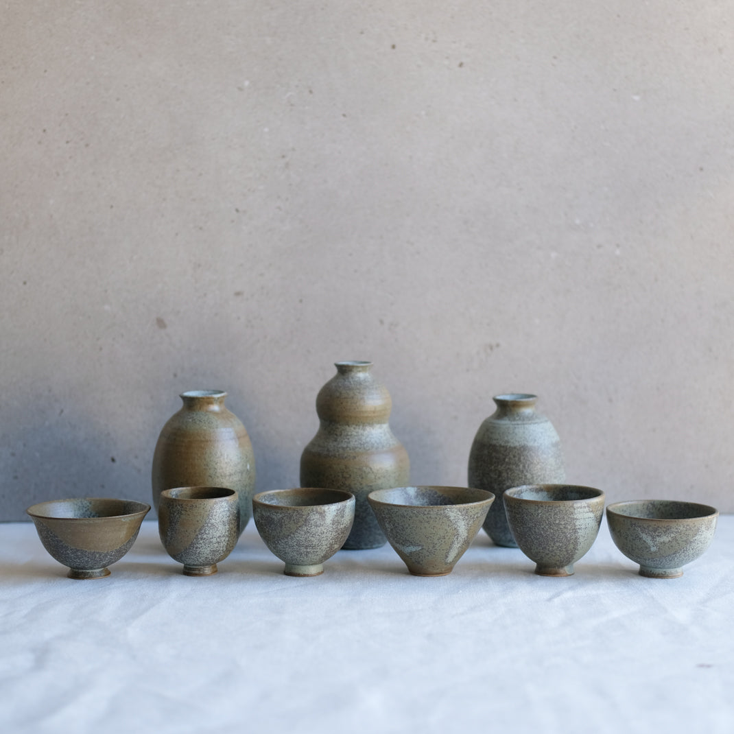 Bouteille à saké vert kaki par l'atelier Setsuko chez Brutal Ceramics