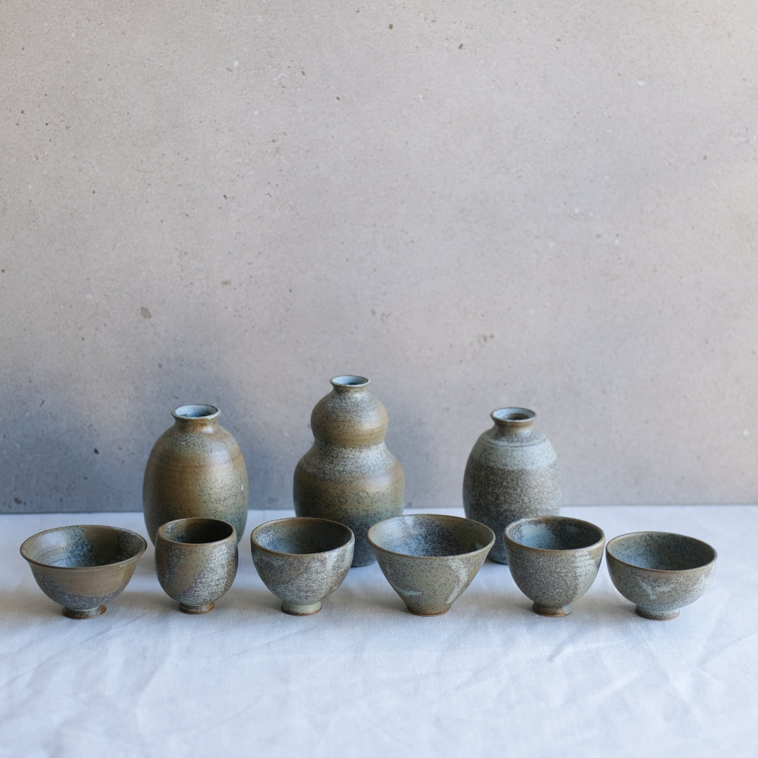 Verre à saké vert kaki par l'atelier Setsuko chez Brutal Ceramics