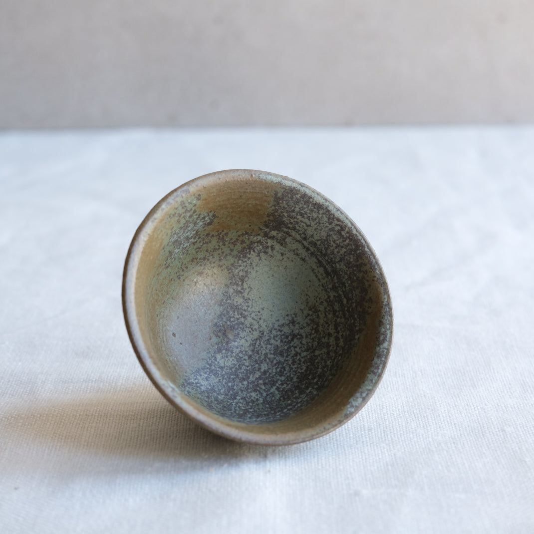 Verre à saké vert kaki par l'atelier Setsuko chez Brutal Ceramics