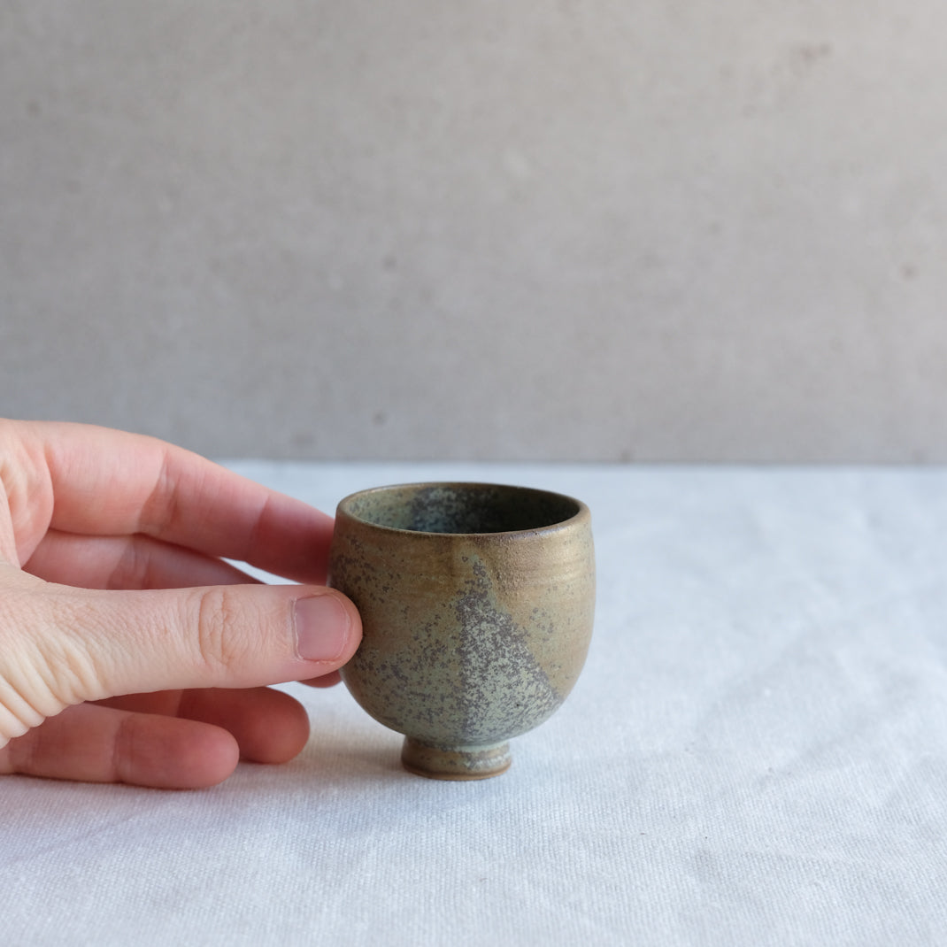 Verre à saké vert kaki par l'atelier Setsuko chez Brutal Ceramics