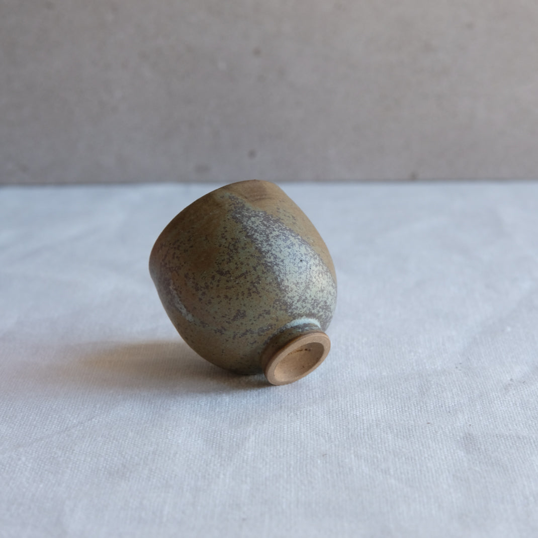 Verre à saké vert kaki par l'atelier Setsuko chez Brutal Ceramics