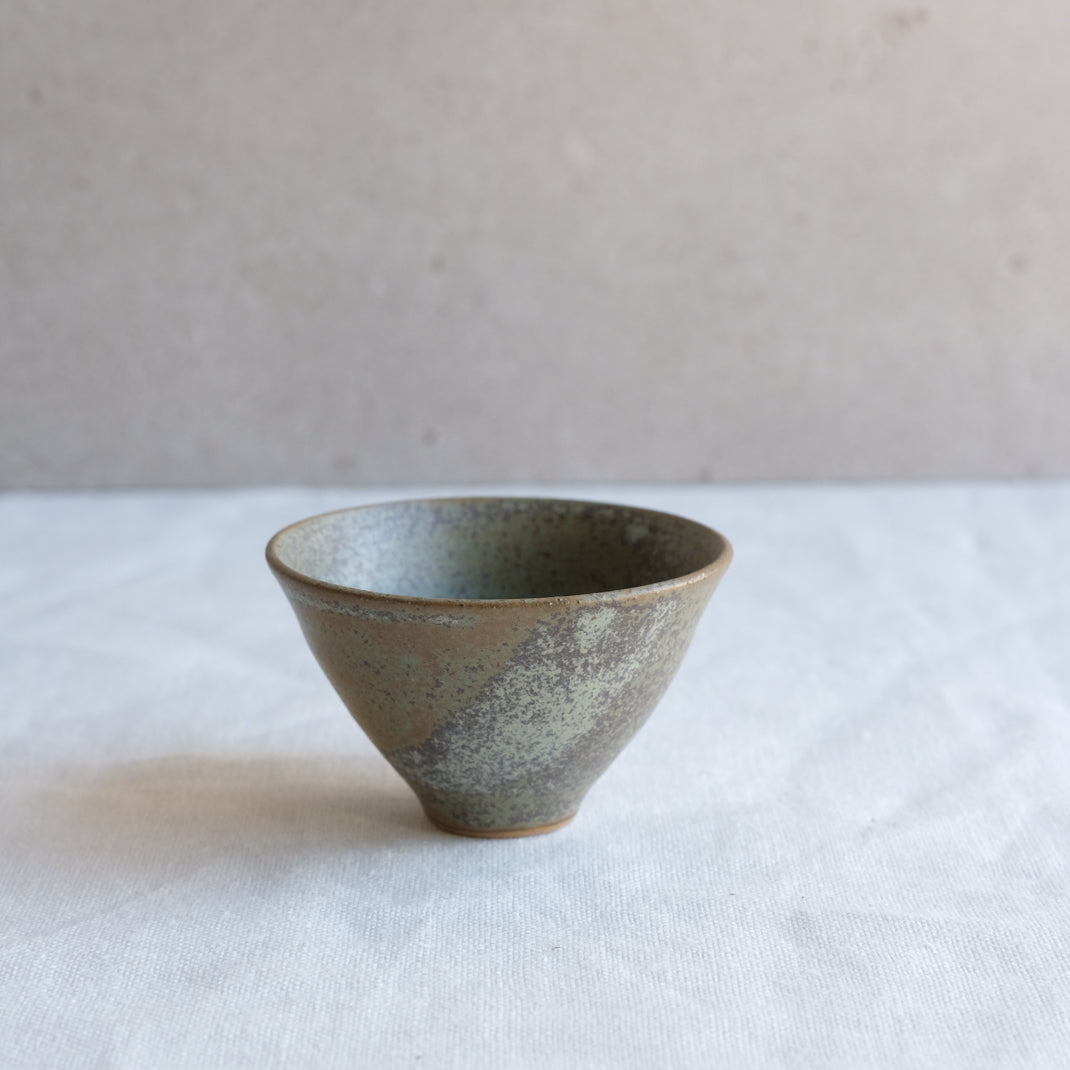 Verre à saké vert kaki par l'atelier Setsuko chez Brutal Ceramics