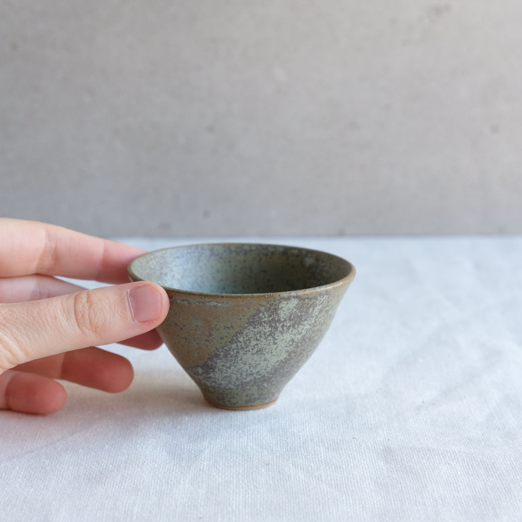 Verre à saké vert kaki par l'atelier Setsuko chez Brutal Ceramics