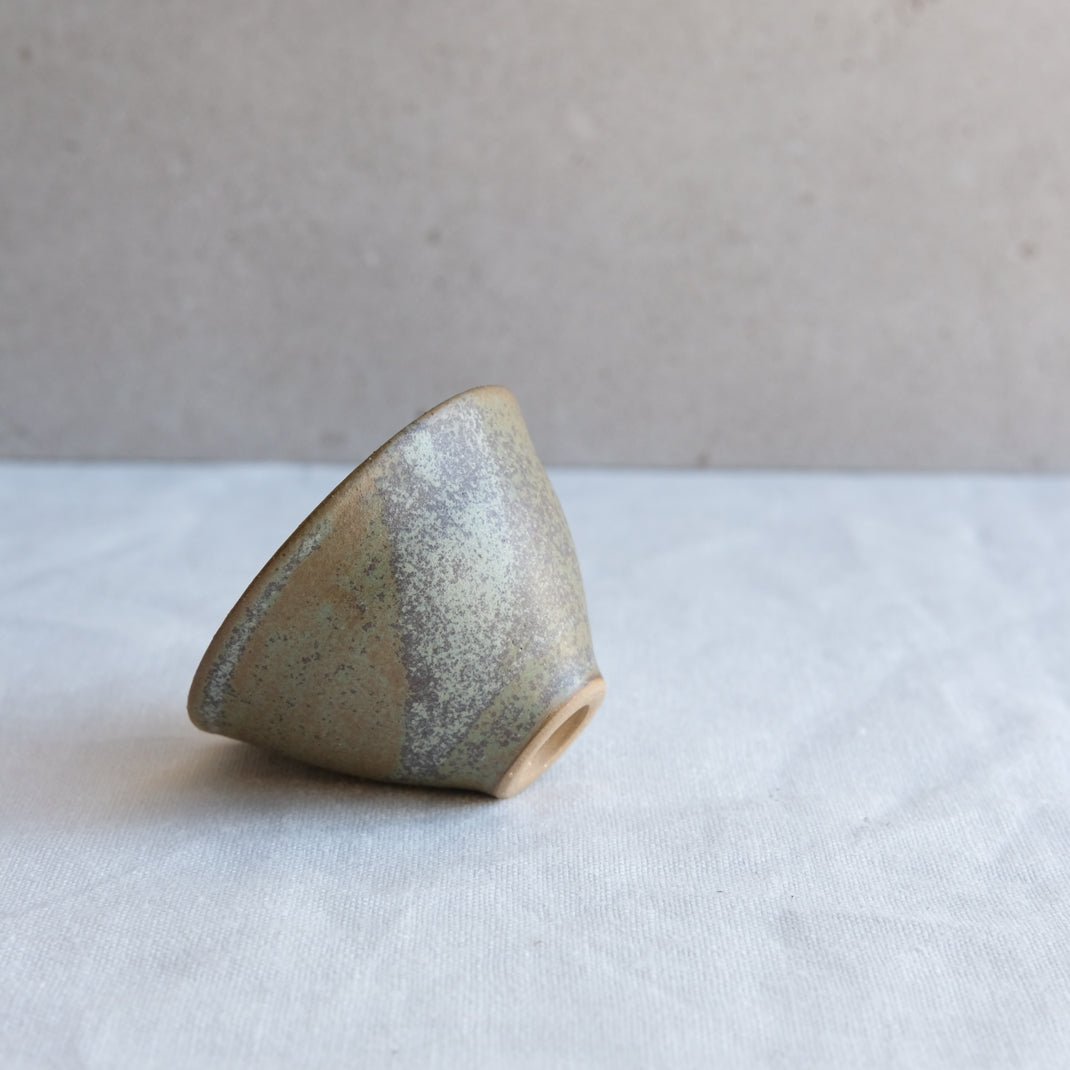 Verre à saké vert kaki par l'atelier Setsuko chez Brutal Ceramics