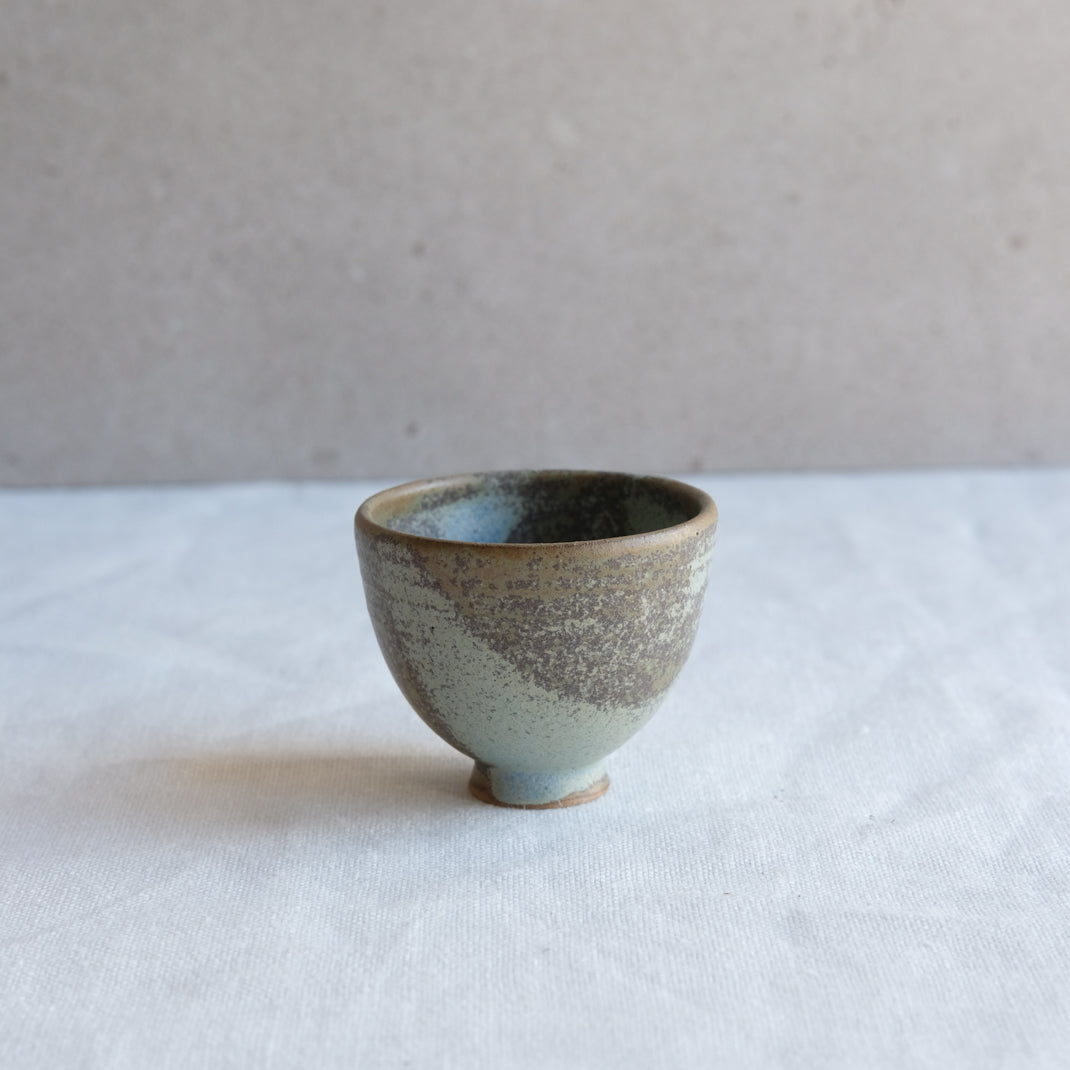 Verre à saké vert kaki par l'atelier Setsuko chez Brutal Ceramics