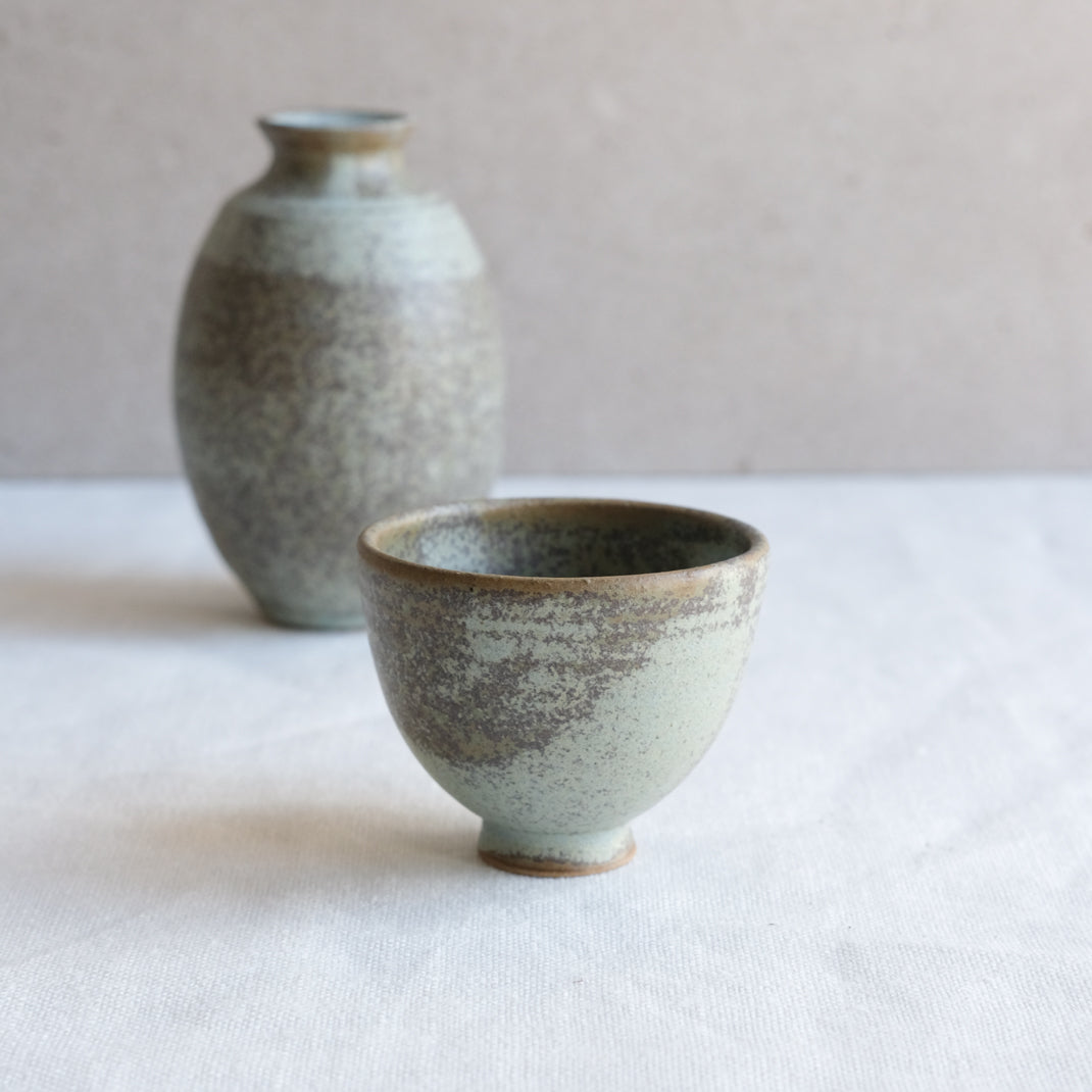Verre à saké vert kaki par l'atelier Setsuko chez Brutal Ceramics