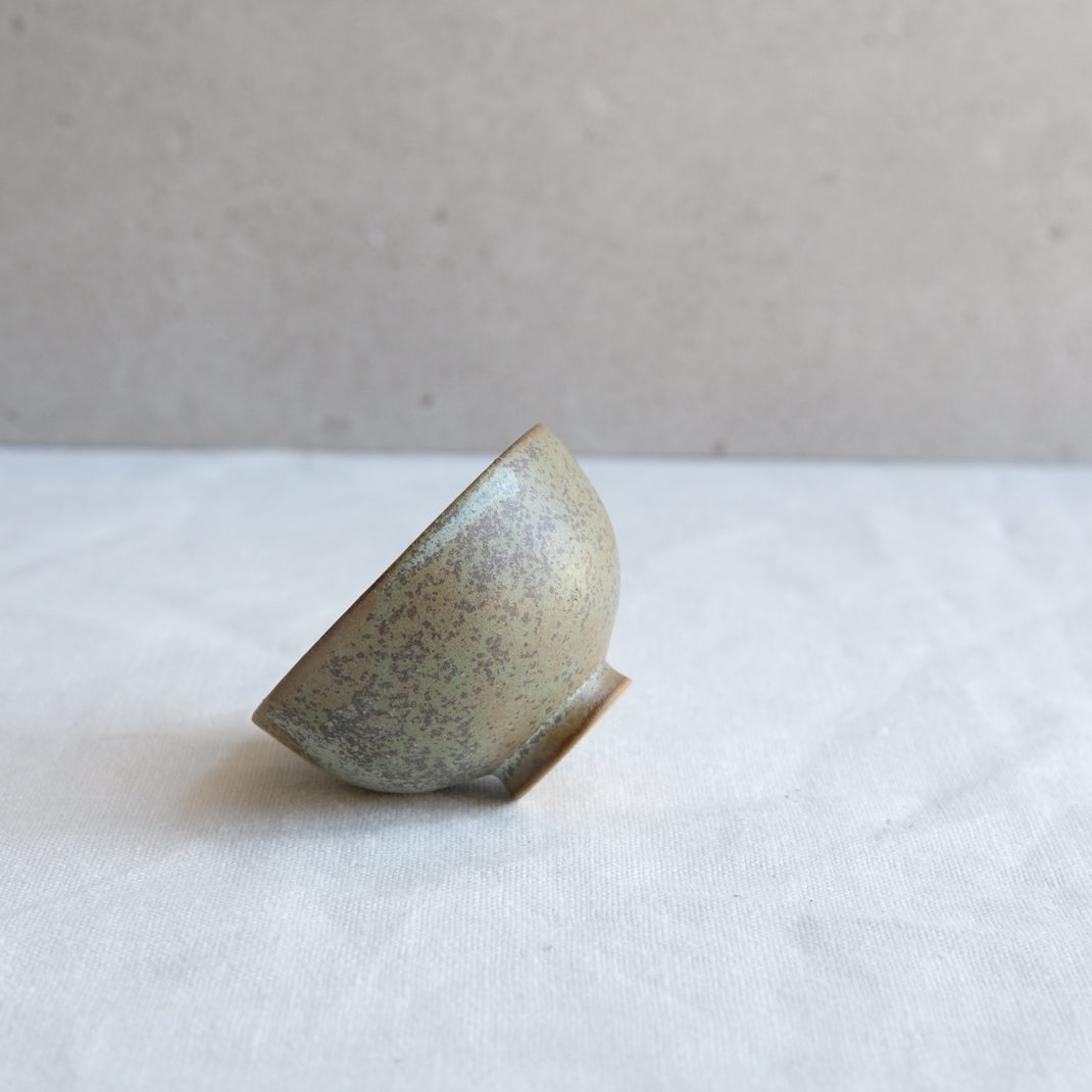 Verre à saké vert kaki par l'atelier Setsuko chez Brutal Ceramics