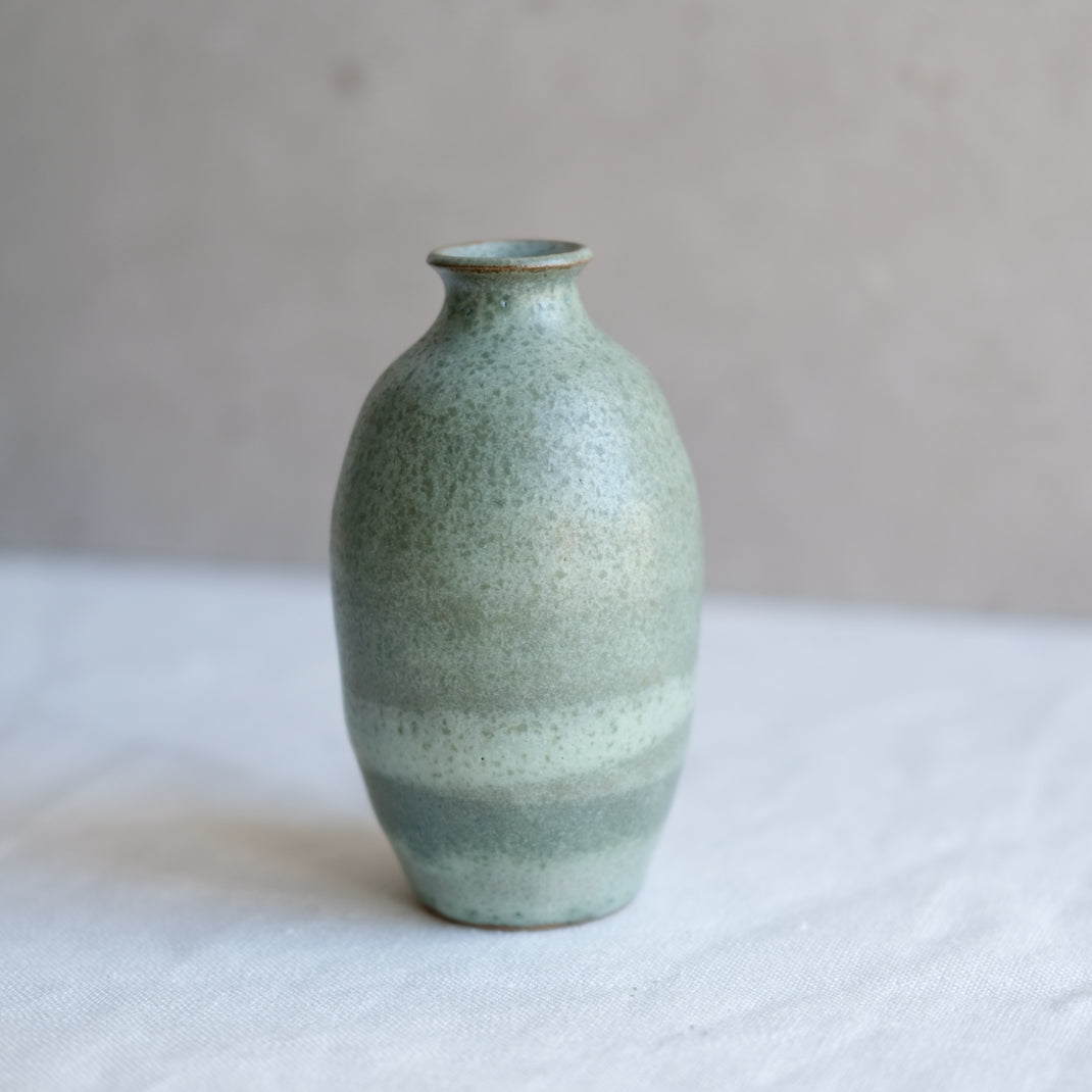 Bouteille à saké vert doux par l'atelier Setsuko chez Brutal Ceramics