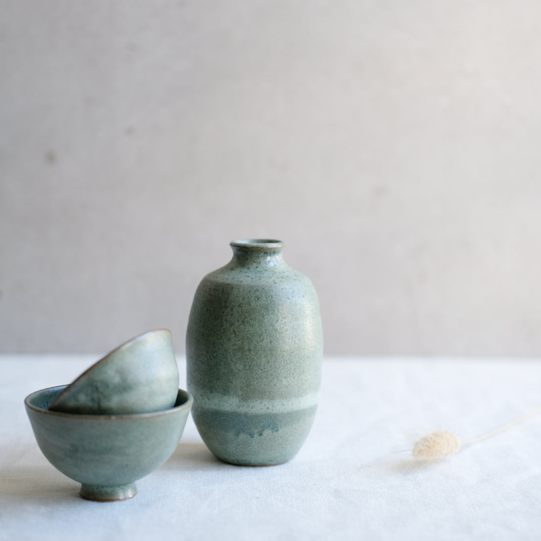 Bouteille à saké vert doux par l'atelier Setsuko chez Brutal Ceramics