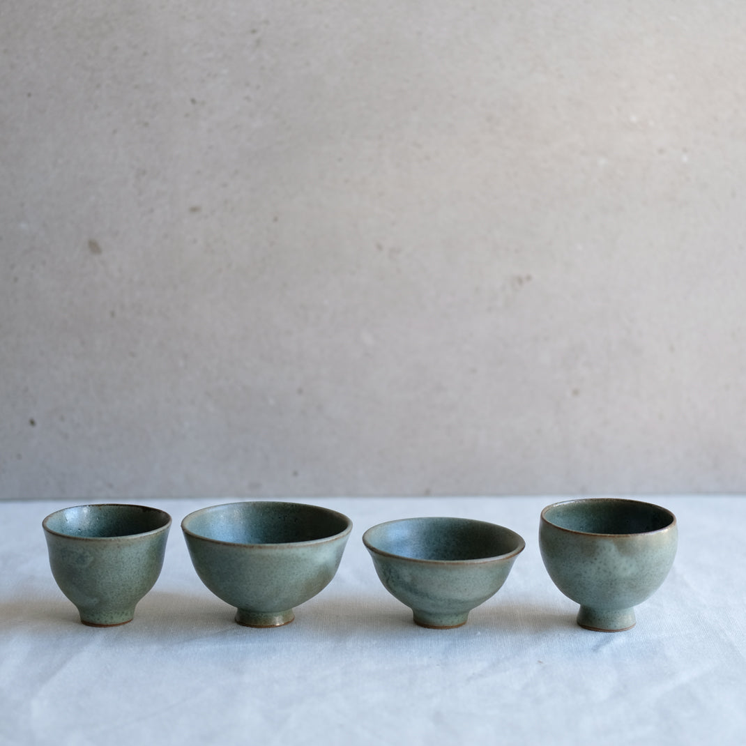 Verre à saké vert doux par l'atelier Setsuko chez Brutal Ceramics