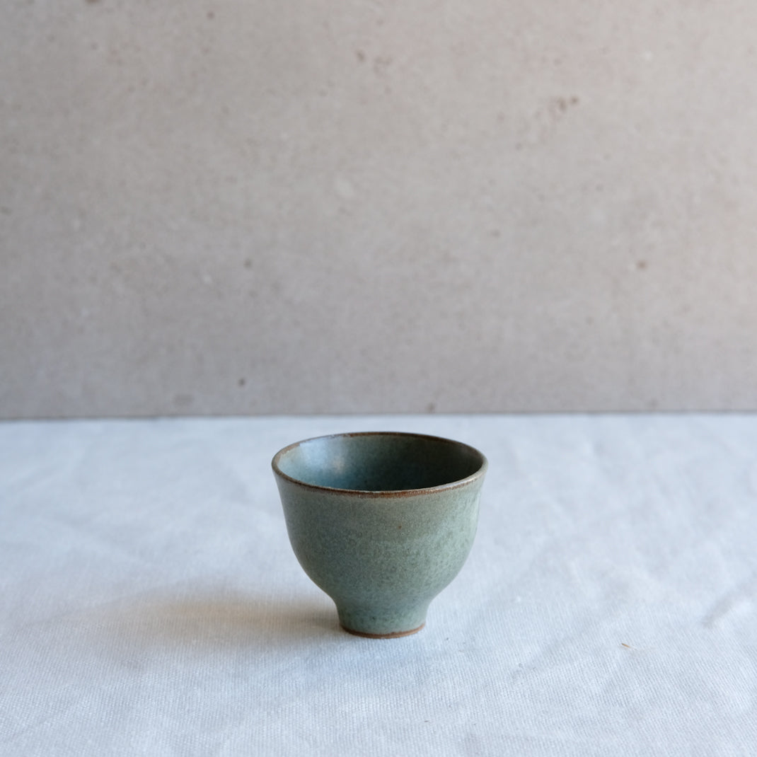 Verre à saké vert doux par l'atelier Setsuko chez Brutal Ceramics