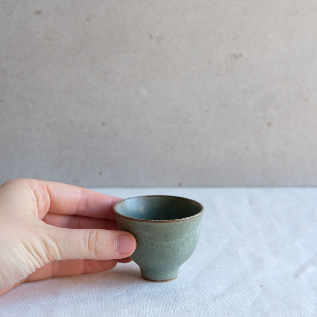 Verre à saké vert doux par l'atelier Setsuko chez Brutal Ceramics
