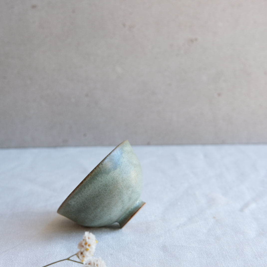 Verre à saké vert doux par l'atelier Setsuko chez Brutal Ceramics