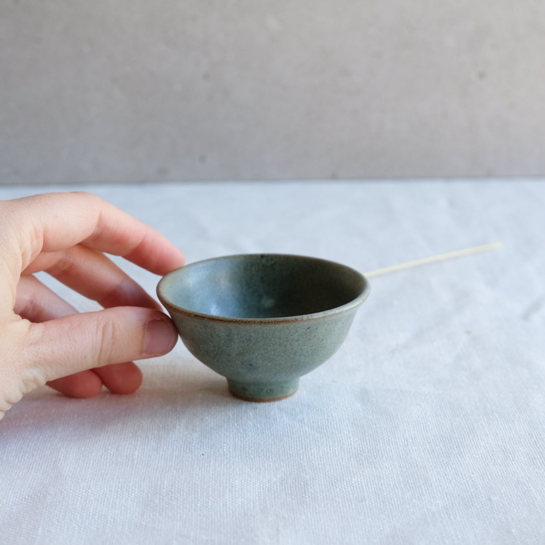 Verre à saké vert doux par l'atelier Setsuko chez Brutal Ceramics