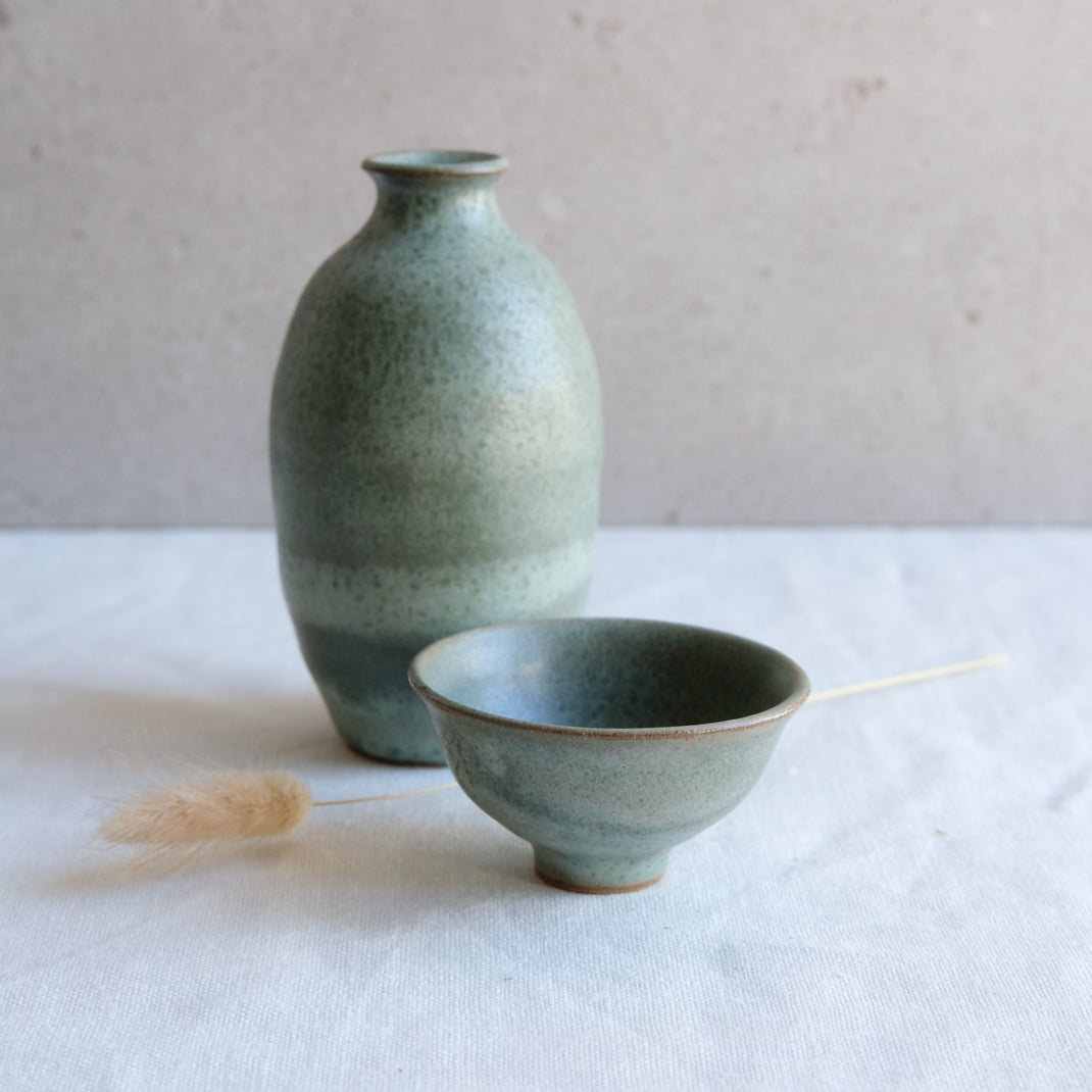 Verre à saké vert doux par l'atelier Setsuko chez Brutal Ceramics