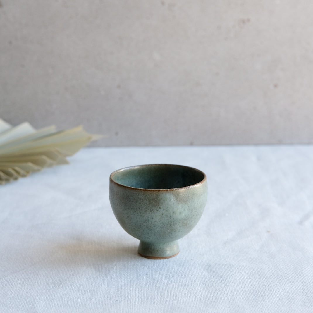 Verre à saké vert doux par l'atelier Setsuko chez Brutal Ceramics