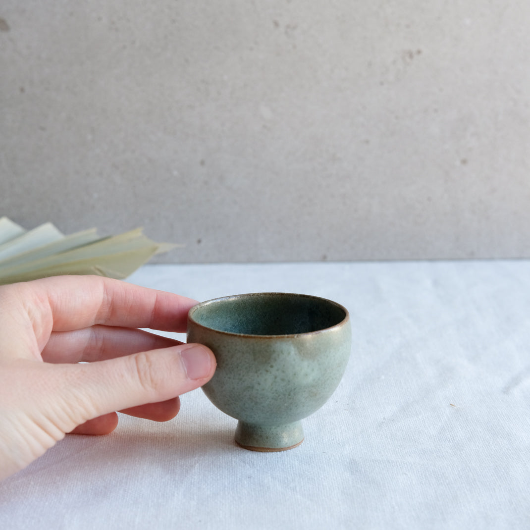 Verre à saké vert doux par l'atelier Setsuko chez Brutal Ceramics