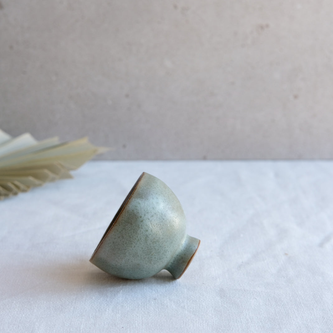 Verre à saké vert doux par l'atelier Setsuko chez Brutal Ceramics