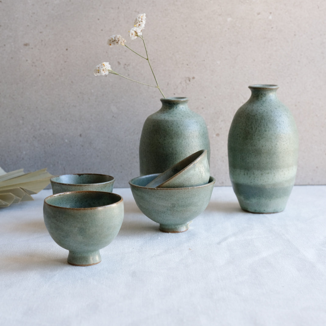 Verre à saké vert doux par l'atelier Setsuko chez Brutal Ceramics