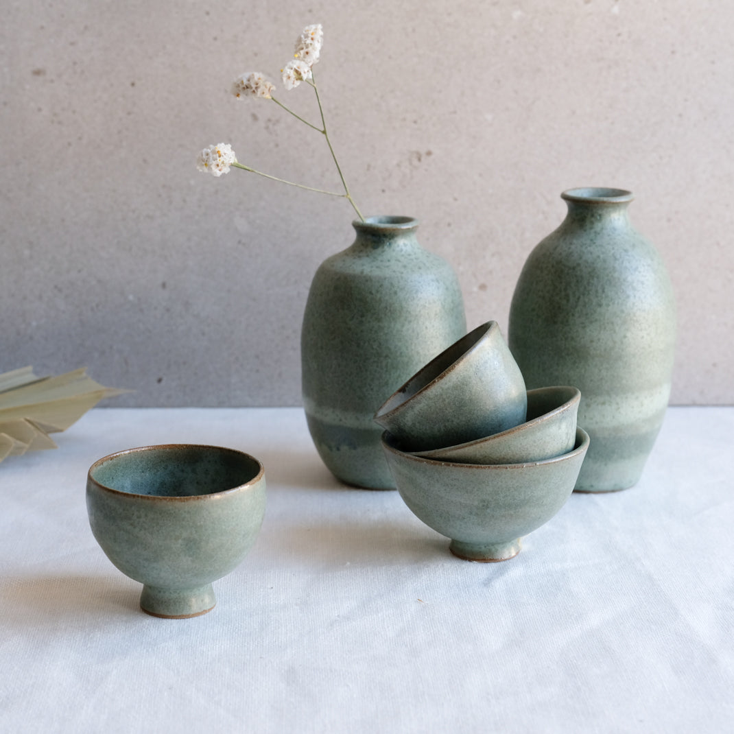 Bouteille à saké vert doux par l'atelier Setsuko chez Brutal Ceramics