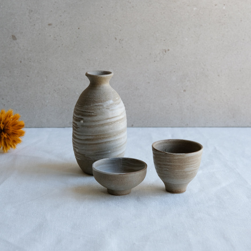 Bouteille à saké en grès naturel par l'atelier Setsuko chez Brutal Ceramics