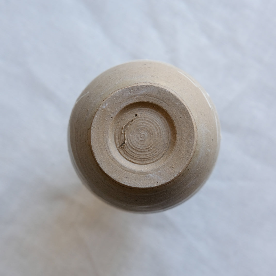 Bouteille à saké en grès naturel par l'atelier Setsuko chez Brutal Ceramics