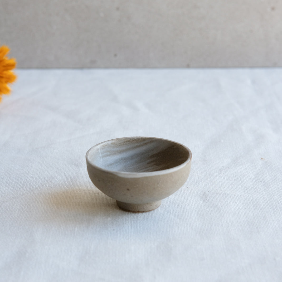 Verre à saké en grès naturel par l'atelier Setsuko chez Brutal Ceramics