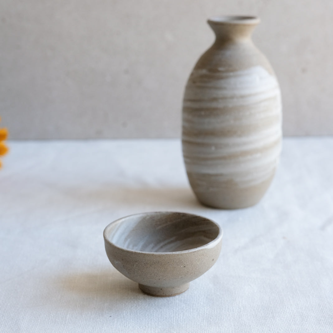 Verre à saké en grès naturel par l'atelier Setsuko chez Brutal Ceramics