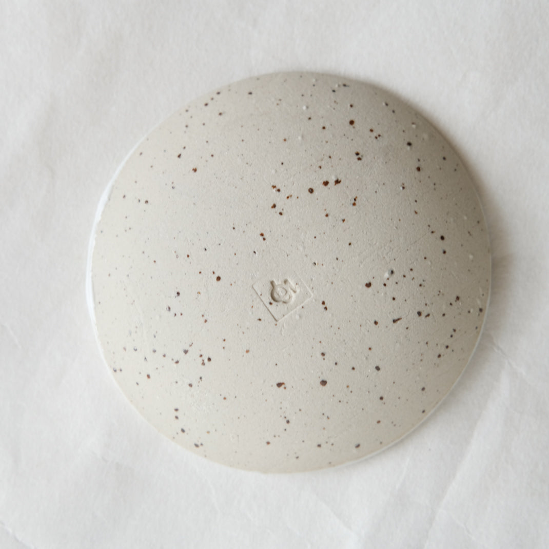 Assiette kinoko beige en grès moucheté modelée et gravée par L'Atelier Tsukumogami chez Brutal Ceramics