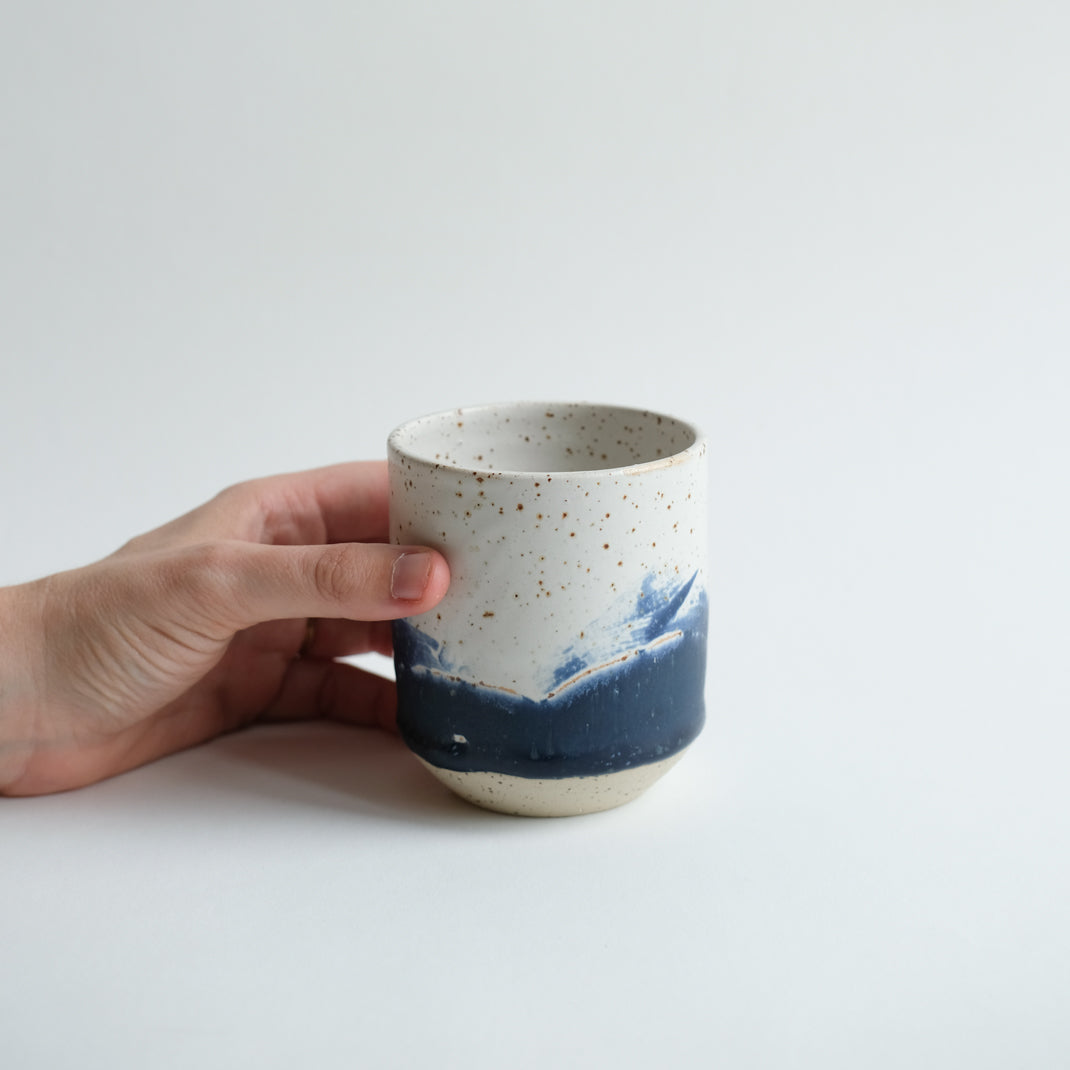 Tasse Nami en grès moucheté par L'Atelier Tsukumogami chez Brutal Ceramics