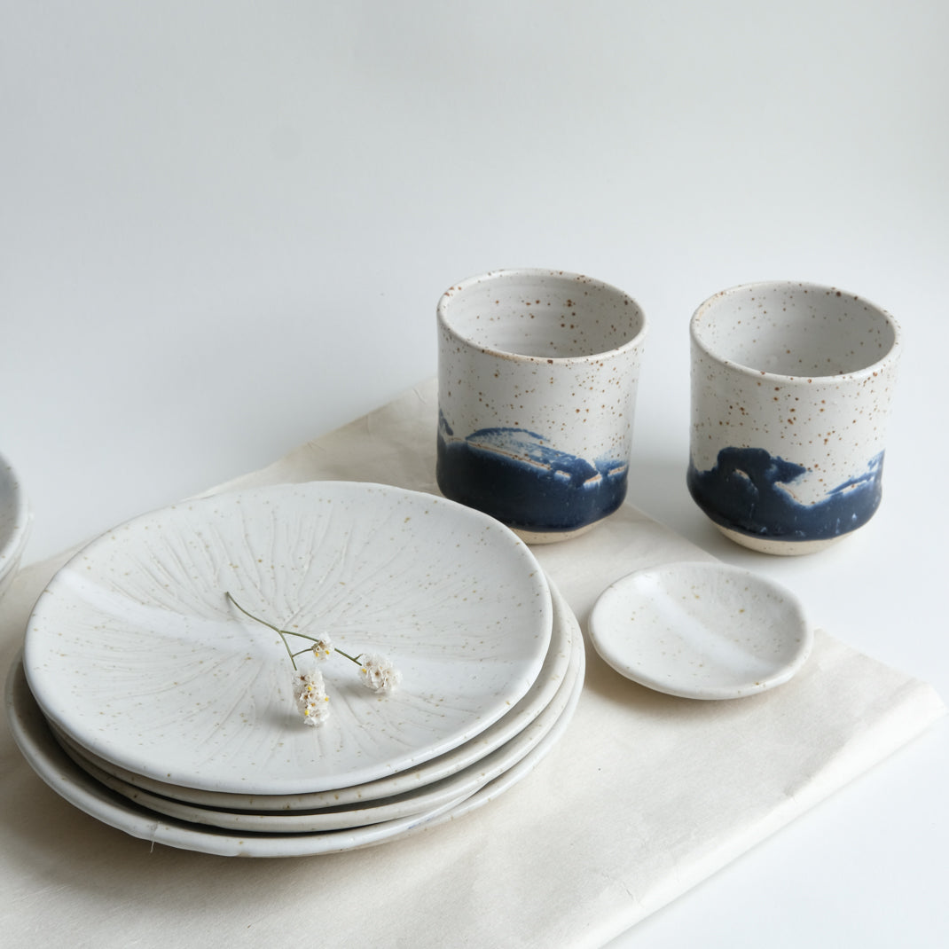 Assiette kinoko beige en grès moucheté modelée et gravée par L'Atelier Tsukumogami chez Brutal Ceramics