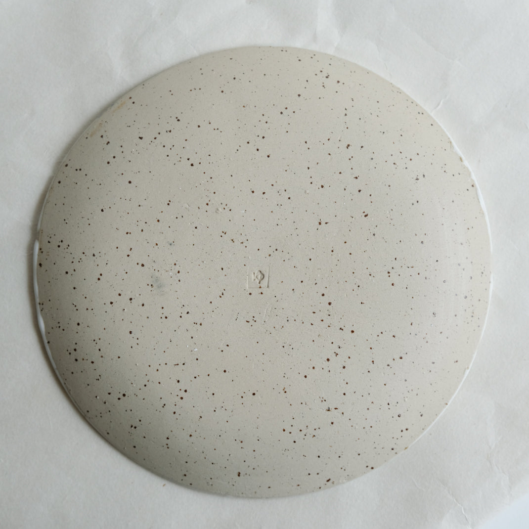 Assiette kinoko beige en grès moucheté modelée et gravée par L'Atelier Tsukumogami chez Brutal Ceramics