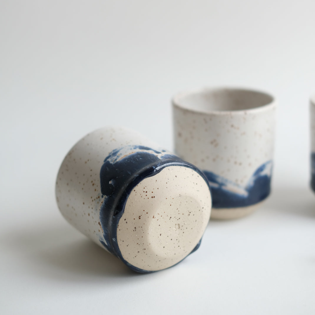 Tasse Nami en grès moucheté par L'Atelier Tsukumogami chez Brutal Ceramics