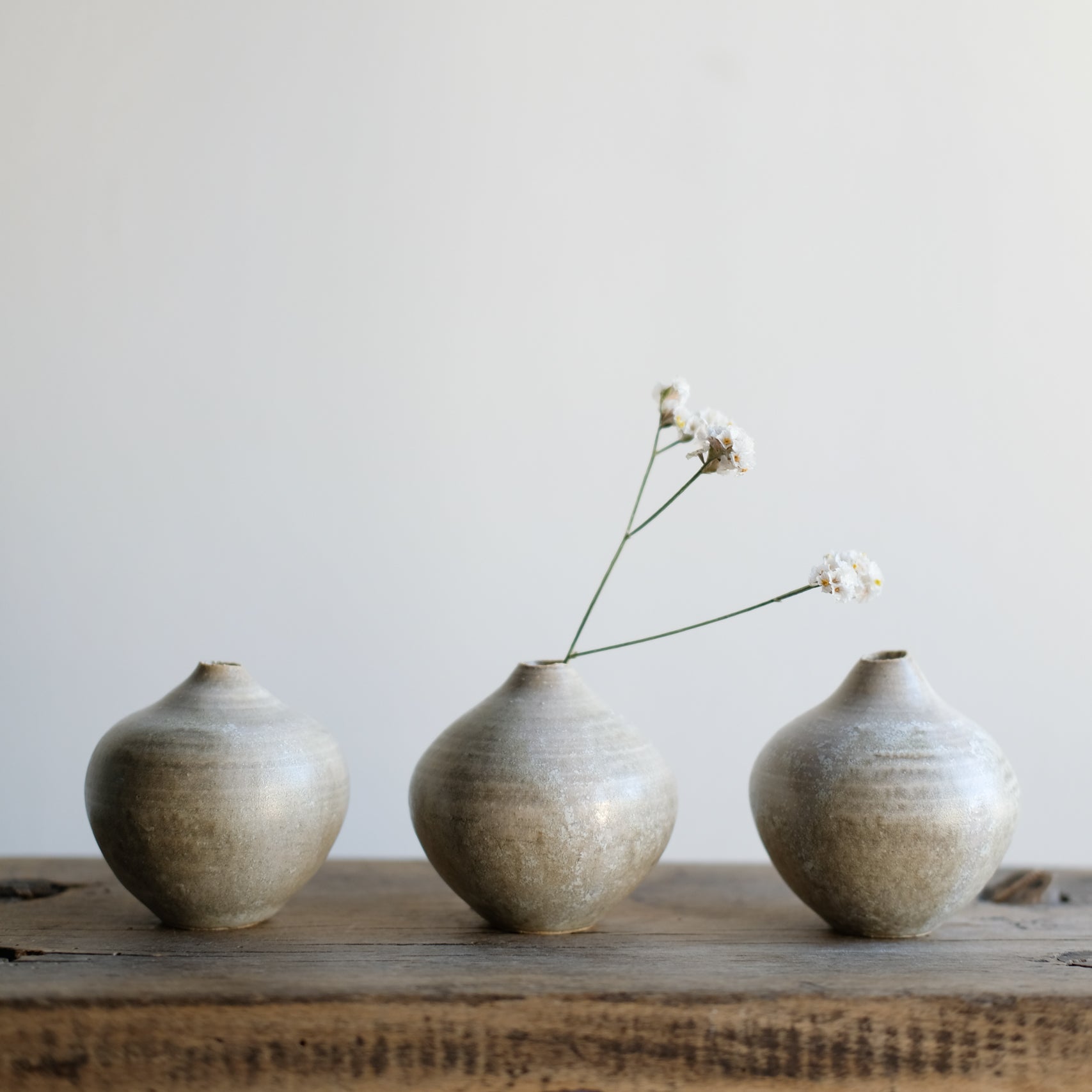 Vase Cloudy Grey de la céramiste japonaise Aya Ogawa chez Brutal Ceramics