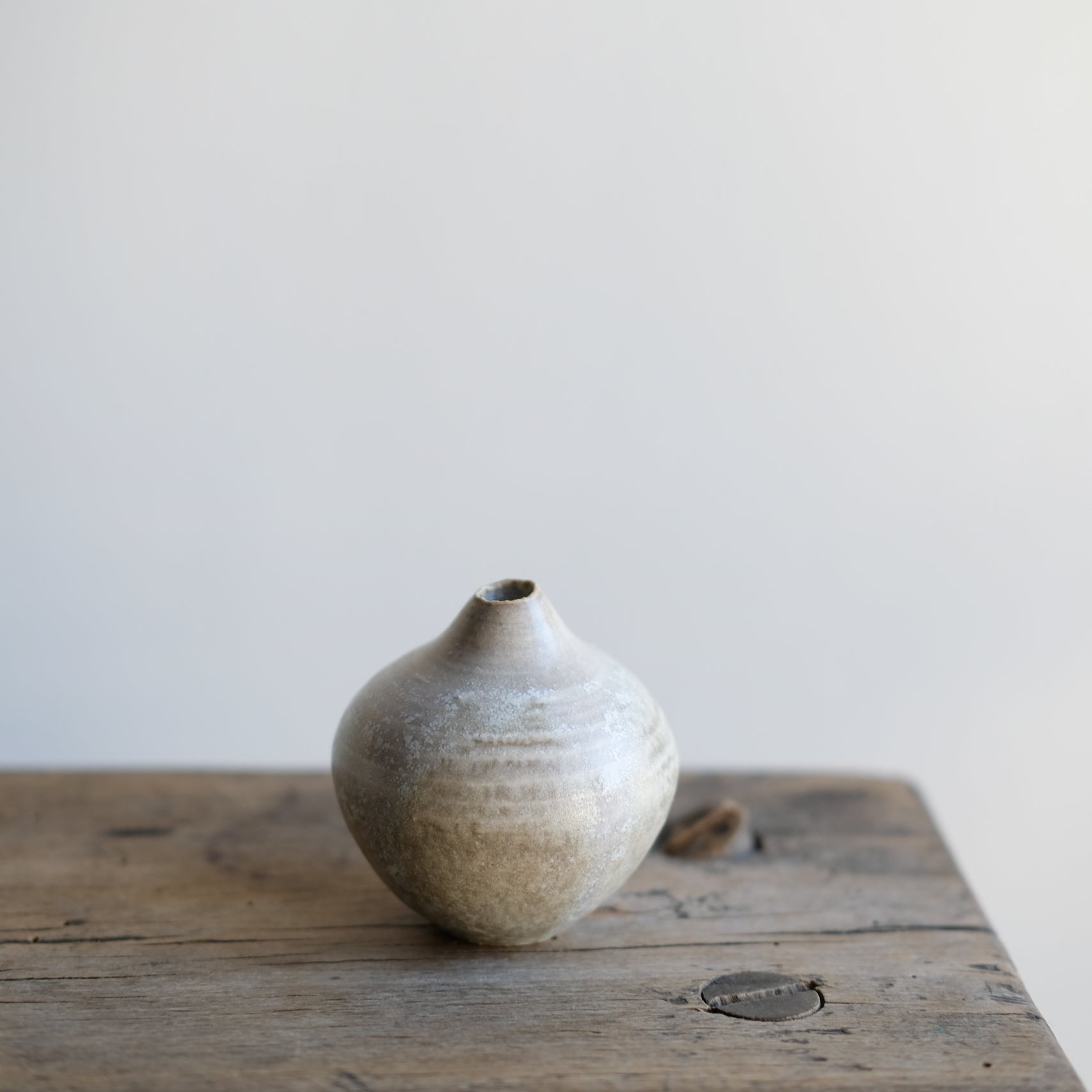 Vase Cloudy Grey de la céramiste japonaise Aya Ogawa chez Brutal Ceramics