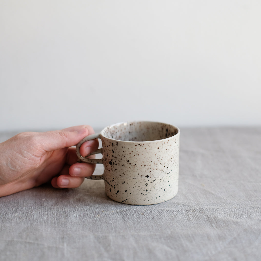 Mug Loop Dot réalisée en exclusivité par la céramiste Camille Esnée pour Brutal Ceramics