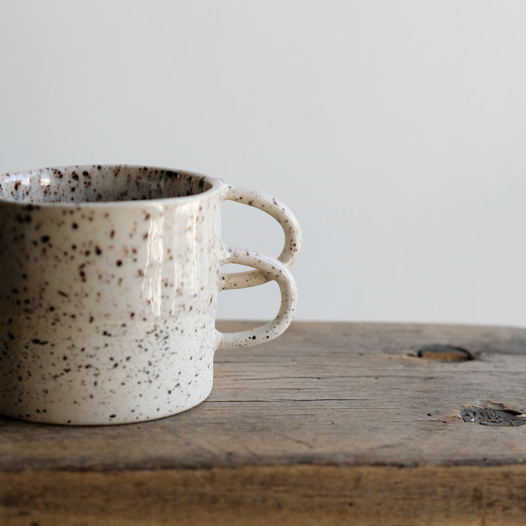 Mug Loop Dot réalisée en exclusivité par la céramiste Camille Esnée pour Brutal Ceramics