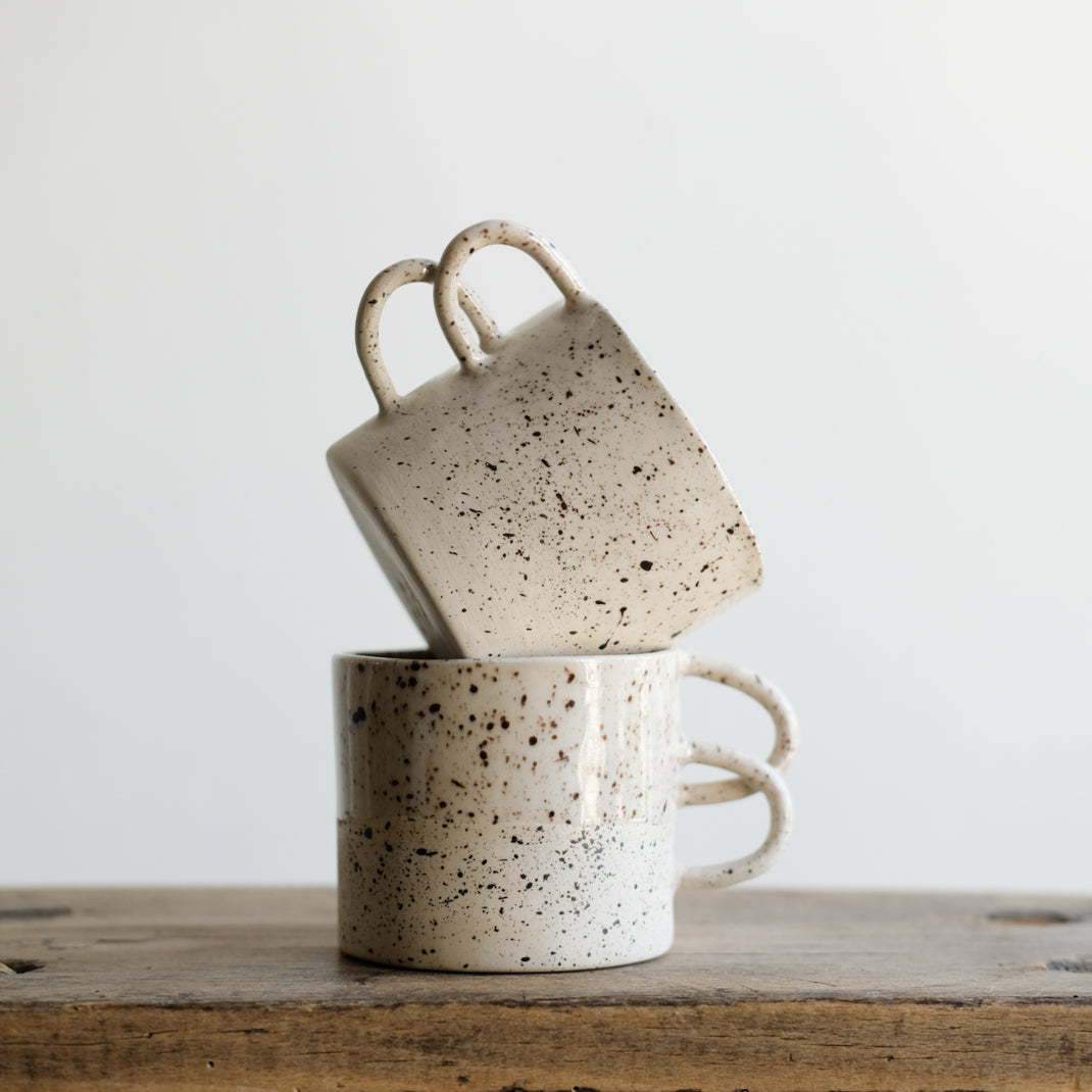 Mug Loop Dot réalisée en exclusivité par la céramiste Camille Esnée pour Brutal Ceramics