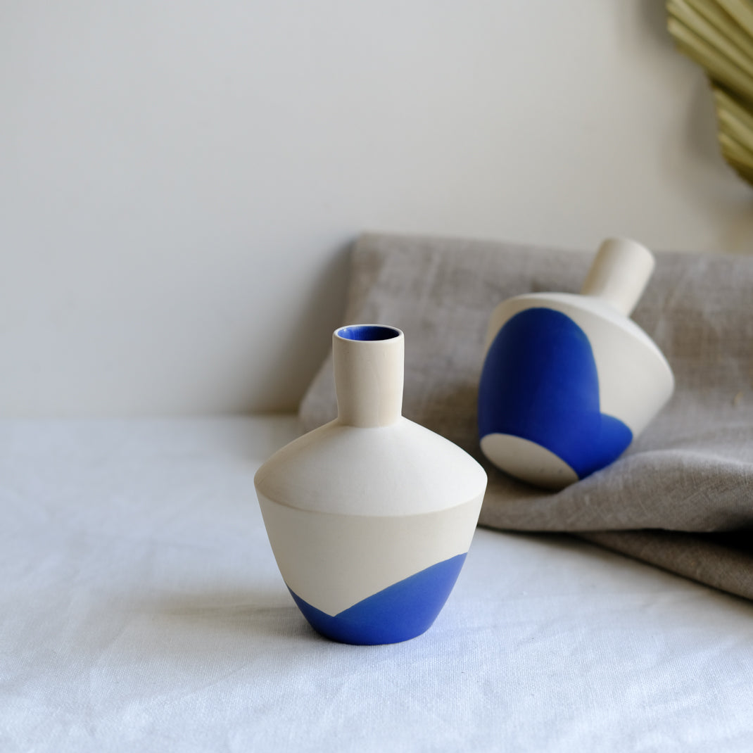 Vase tribü bleu réalisé par la céramiste Cassandre Bouilly chez Brutal Ceramics