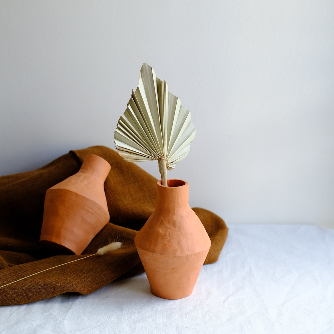 Vase tribü rouge réalisé par la céramiste Cassandre Bouilly chez Brutal Ceramics