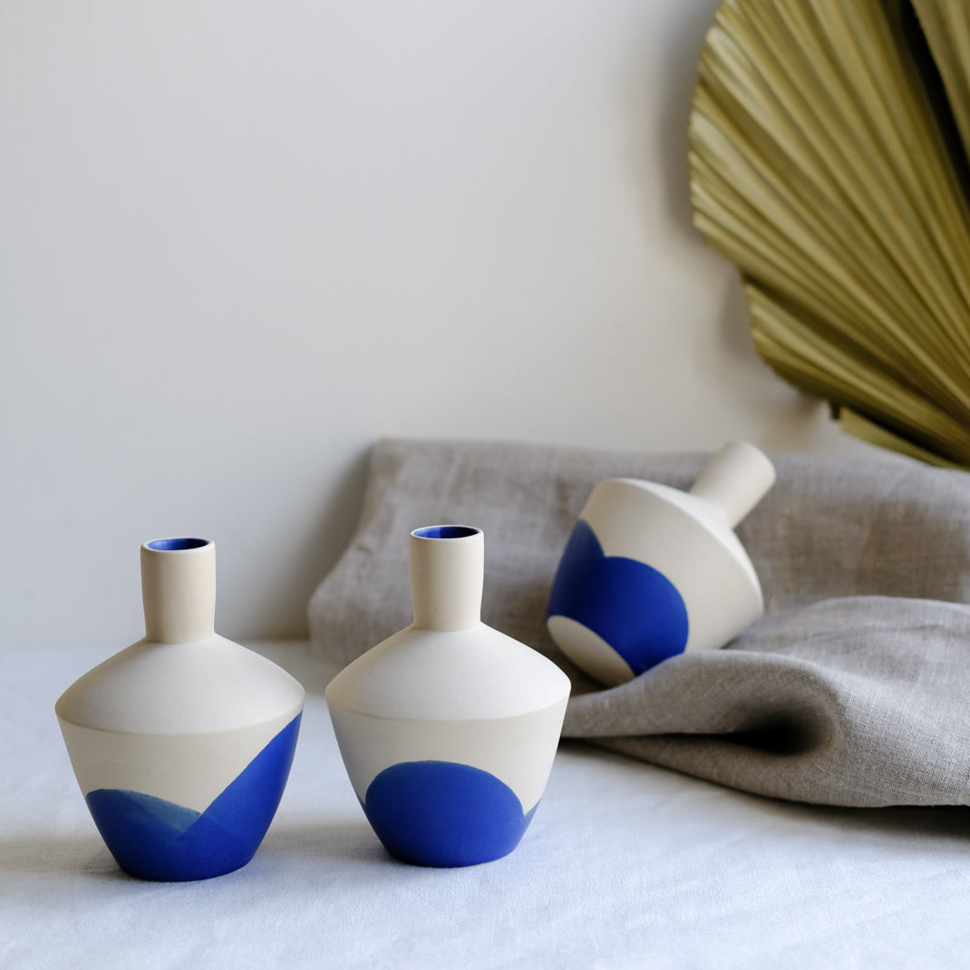 Vase tribü bleu réalisé par la céramiste Cassandre Bouilly chez Brutal Ceramics
