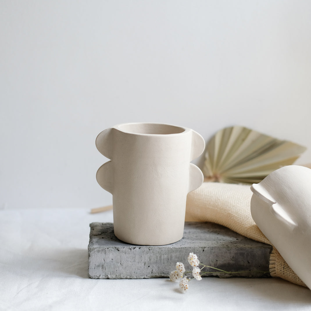 Vase totem tribü réalisé par la céramiste Cassandre Bouilly chez Brutal Ceramics