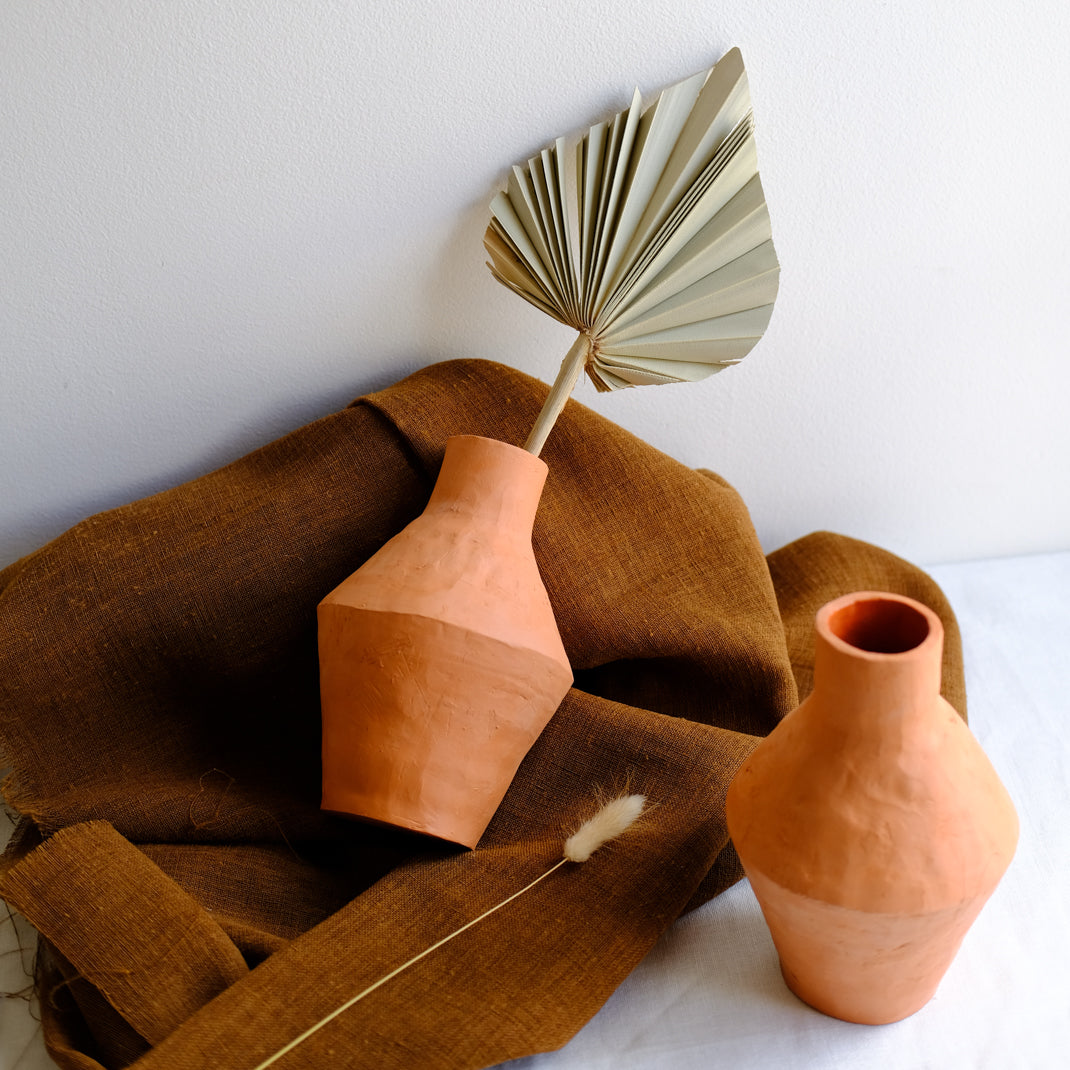 Vase tribü rouge réalisé par la céramiste Cassandre Bouilly chez Brutal Ceramics