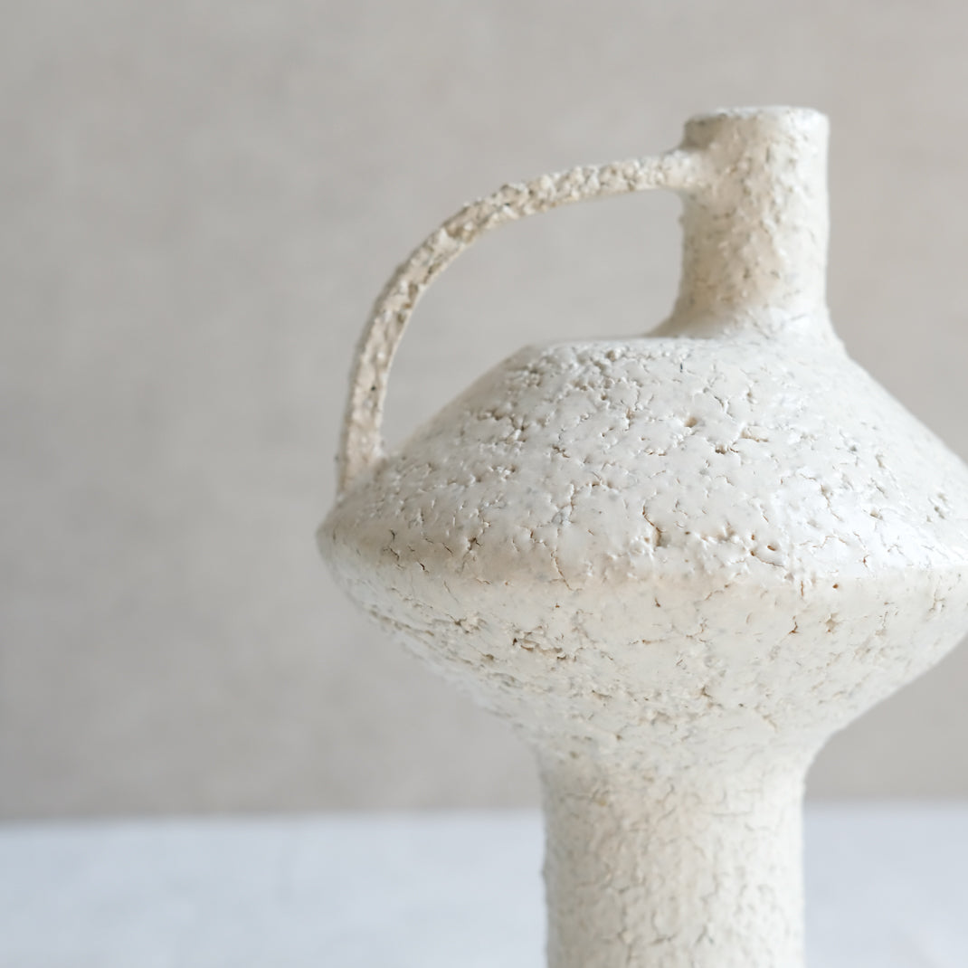 Bouteille soucoupe volante blanche par Catherine Dix Ceramics